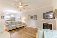 ein Wohnzimmer mit Couch und Kamin in der Unterkunft Less Than 2 Mi to Beach Savannah Shores Resort Condo! in Myrtle Beach