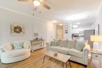 ein Wohnzimmer mit einer Couch und einem Tisch in der Unterkunft Less Than 2 Mi to Beach Savannah Shores Resort Condo! in Myrtle Beach