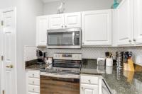Küche&#47;Küchenzeile in der Unterkunft Less Than 2 Mi to Beach Savannah Shores Resort Condo!