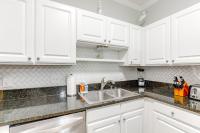 Küche&#47;Küchenzeile in der Unterkunft Less Than 2 Mi to Beach Savannah Shores Resort Condo!
