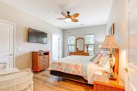 Ein Bett oder Betten in einem Zimmer der Unterkunft Less Than 2 Mi to Beach Savannah Shores Resort Condo!