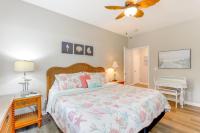 Ein Bett oder Betten in einem Zimmer der Unterkunft Less Than 2 Mi to Beach Savannah Shores Resort Condo!