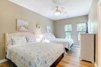 Ein Bett oder Betten in einem Zimmer der Unterkunft Less Than 2 Mi to Beach Savannah Shores Resort Condo!