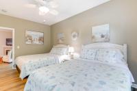 Ein Bett oder Betten in einem Zimmer der Unterkunft Less Than 2 Mi to Beach Savannah Shores Resort Condo!