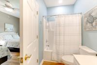 Ein Badezimmer in der Unterkunft Less Than 2 Mi to Beach Savannah Shores Resort Condo!