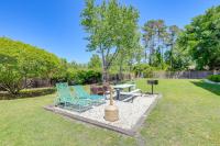 Ein Garten an der Unterkunft Less Than 2 Mi to Beach Savannah Shores Resort Condo!