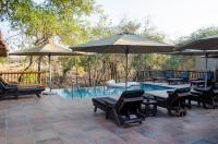 Umkumbe Bush Lodge - Luxury Tented Campの敷地内または近くにあるプール