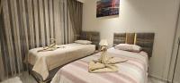 Postel nebo postele na pokoji v ubytování Cebeci Towers Luxury