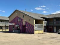 un edificio con un dipinto rosso e blu sopra di Travelodge by Wyndam Chetwynd a Chetwynd