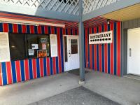 un edificio con un muro a strisce rosse, bianche e blu di Travelodge by Wyndam Chetwynd a Chetwynd