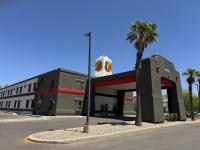 un edificio con una palmera delante en Super 8 by Wyndham Casa Grande, en Casa Grande