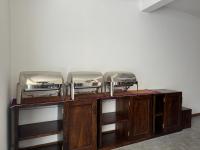 Un soporte de madera con tres consolas tostadoras encima. en Winsanda Bungalow, Nuwara Eliya, en Nuwara Eliya