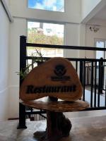 un sombrero sobre un banco de madera en Winsanda Bungalow, Nuwara Eliya, en Nuwara Eliya