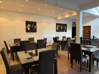 un comedor con mesas y sillas en Winsanda Bungalow, Nuwara Eliya, en Nuwara Eliya