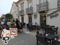 eine Gruppe von Menschen, die an Tischen vor einem Restaurant sitzen in der Unterkunft T2 Ansião in Ansião