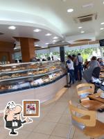 ein Fast-Food-Restaurant mit einer Cartoon-Wand in der Unterkunft T2 Ansião in Ansião