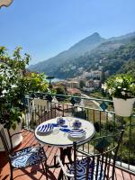 Una mesa y sillas en un balcón con vista. en Panoramic Flat Amalfi Coast - Sea View 1, en Vietri