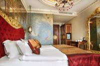 Postel nebo postele na pokoji v ubytování Daru Sultan Hotels Galata