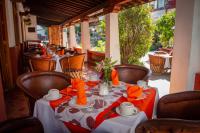 En restaurant eller et andet spisested på Hotel y Restaurant Embajadoras