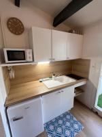 Kuchyňa alebo kuchynka v ubytovaní MER ET SOLEIL Joli studio cabine mezzanine COSY Mt St Martin Cap d'Agde