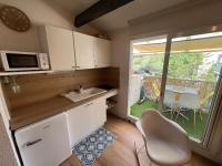 Kuchyňa alebo kuchynka v ubytovaní MER ET SOLEIL Joli studio cabine mezzanine COSY Mt St Martin Cap d'Agde