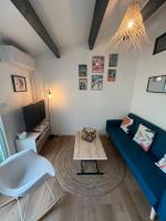 Televízia a/alebo spoločenská miestnosť v ubytovaní MER ET SOLEIL Joli studio cabine mezzanine COSY Mt St Martin Cap d'Agde