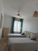 Postel nebo postele na pokoji v ubytování Costa Esuri Golf Apartments