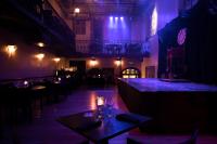 een bar met een tafel in een ruimte met paarse verlichting bij Inmerso Tango Hotel in Buenos Aires