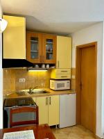 Kuchyňa alebo kuchynka v ubytovaní Dinka Apartment