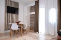 Televízia a/alebo spoločenská miestnosť v ubytovaní Locus Apartments