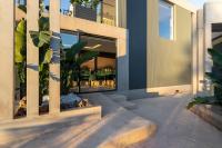 un edificio con una palmera delante en Resort Serra Nature - Luxury Villas Hotel Boutique, en Serra