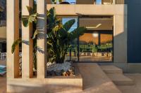 Una casa con una planta en maceta al costado. en Resort Serra Nature - Luxury Villas Hotel Boutique, en Serra