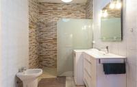A bathroom at Gorgeous Home In Puerto De Mazarrón