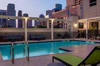 Home2 Suites By Hilton Houston Downtown Convention Centerの敷地内または近くにあるプール