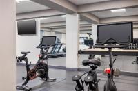 Home2 Suites By Hilton Houston Downtown Convention Centerにあるフィットネスセンターまたはフィットネス設備