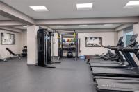 Home2 Suites By Hilton Houston Downtown Convention Centerにあるフィットネスセンターまたはフィットネス設備