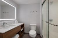 Home2 Suites By Hilton Houston Downtown Convention Centerにあるバスルーム