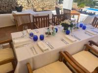 圣米格尔港灿玛里埃什乡村酒店的一张桌子上摆放着蓝色玻璃杯和餐具。