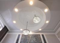 Hotel Stas في Irshava: سقف مع ثريا في الغرفة