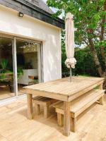 Patio alebo iná vonkajšia časť ubytovania La BERNIQUE Maison familiale Confort & Espace 3 chambres Jardin WIFI