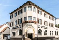 een groot wit gebouw met bloemen erop bij Hotel HASEN in Kornwestheim