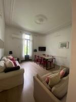 Televízia a/alebo spoločenská miestnosť v ubytovaní 555 Apartments BCN