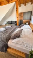 Postel nebo postele na pokoji v ubytování Wellness hotel & minipivovar Kněžínek