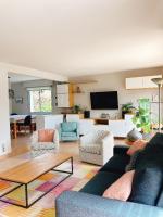 Televízia a/alebo spoločenská miestnosť v ubytovaní La BERNIQUE Maison familiale Confort & Espace 3 chambres Jardin WIFI