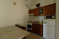 Kuchyňa alebo kuchynka v ubytovaní Apartmani Kežić Drvenik