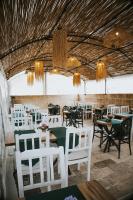 Beirut Taş Konak Otel في سانليورفا: غرفة طعام مع طاولات وكراسي وثريات