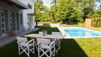 Bazén v ubytovaní Aristotelia Gi Ikies - Olympiada Poolside Retreats alebo v jeho blízkosti