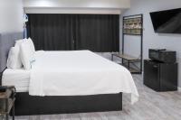 Capri Suites Anaheimにあるベッド