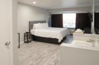 Capri Suites Anaheimにあるベッド