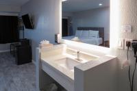 Capri Suites Anaheimにあるベッド